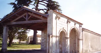 Porche charentais etang du Parc Barabeau aire de loisirs Jarnac-Champagne