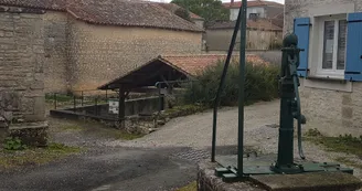 Lavoir et pompe de Tourriers